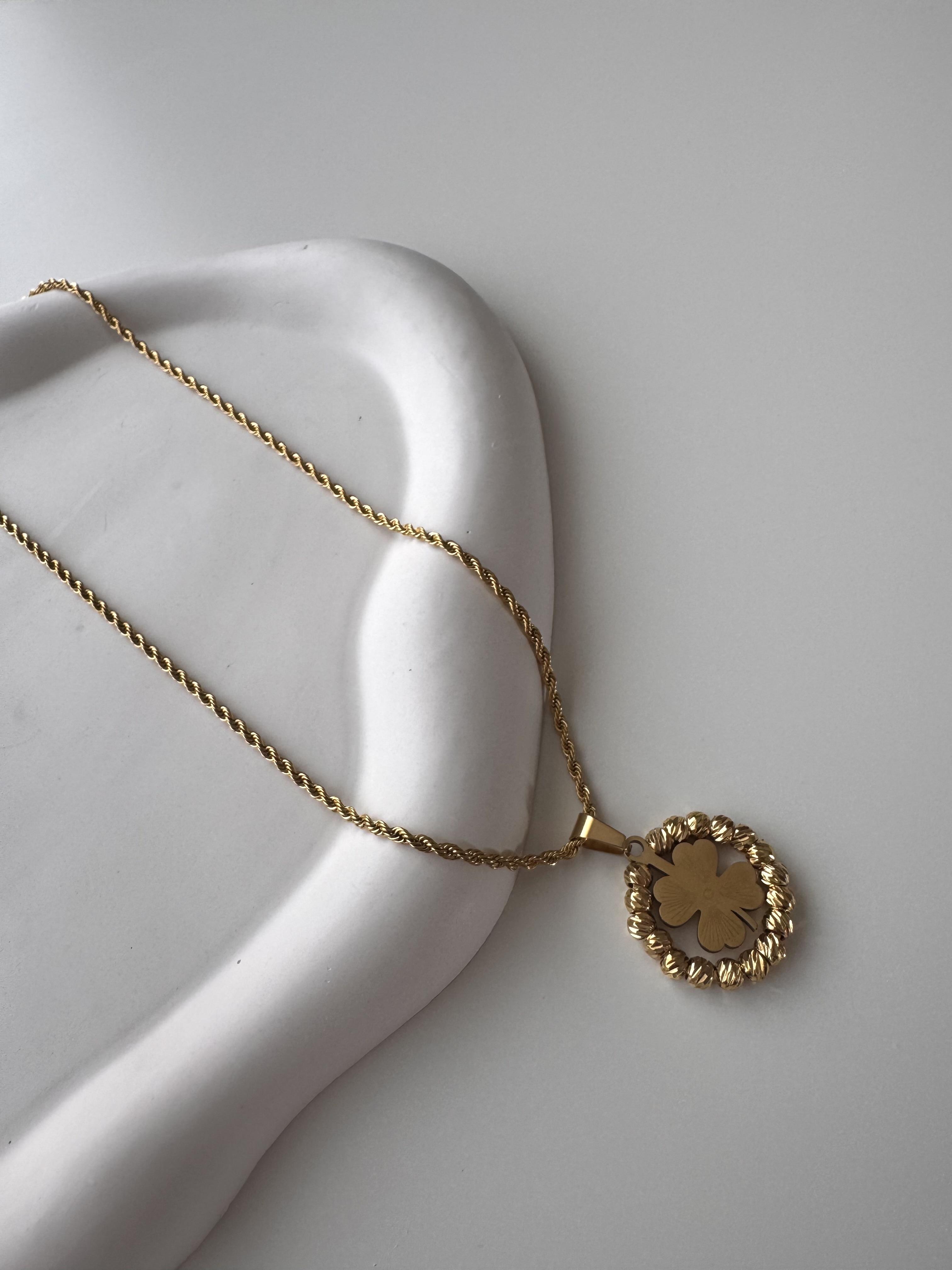 Dorikalı Yonca Kolye